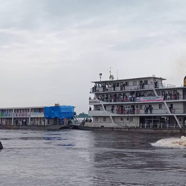 Le bateau humanitaire en route pour assister les victimes des inondations