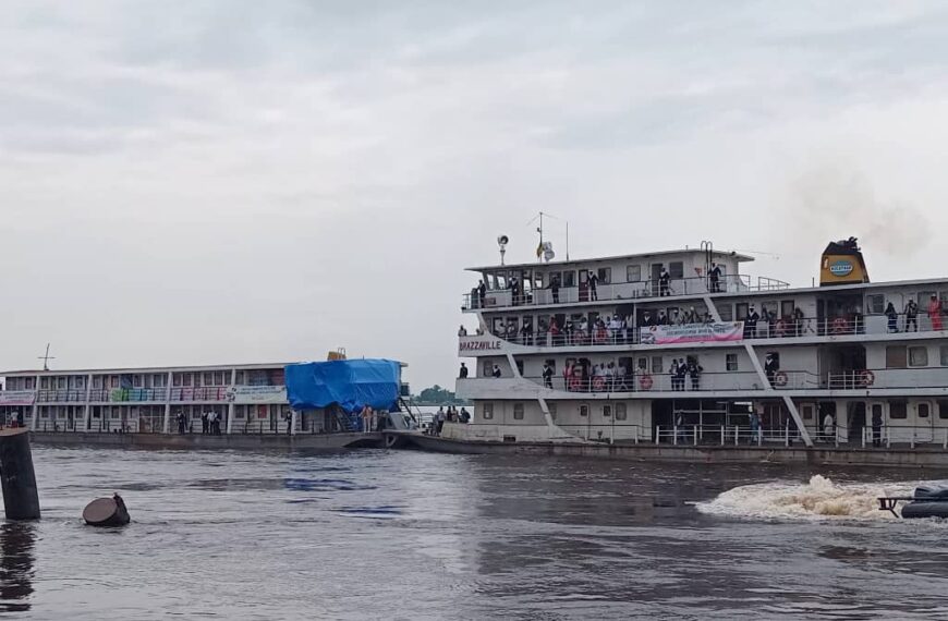 Le bateau humanitaire en route pour assister les victimes des inondations